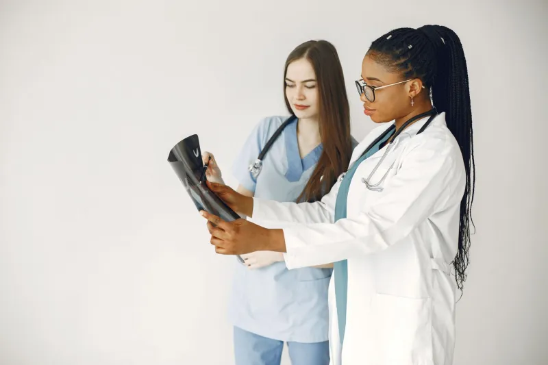 Managing Multiple Specialists Without Losing the Thread: A Patient's Coordination Playbook